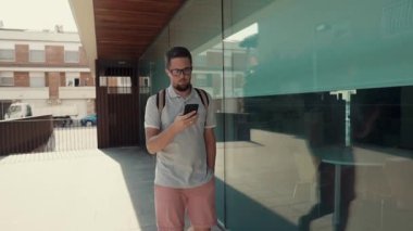 Smartphone ile yürüyen adam.