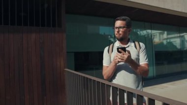 Adam akıllı telefonda manifatura.