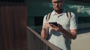 Basit adam manifatura mesaj açık.