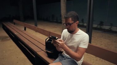 Adam akıllı telefon ile akşam yalnız.