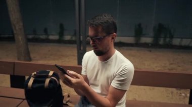 Dışarıda geceleri akıllı telefonu olan bir adamın yakın çekimi.