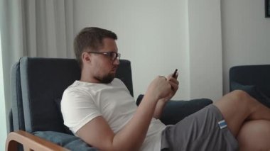 Casual adam evde dinlenmek için zaman alıyor.