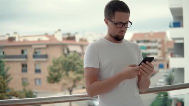 Akıllı telefon ile yakışıklı adam.