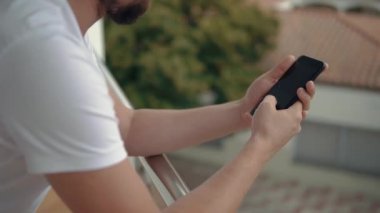 Telefon sosyal ağ üzerinde adam.