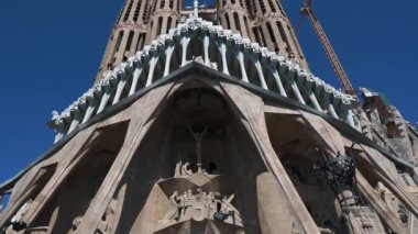 Barselona, Ispanya Eylül 2018: Sagrada Familia Katedrali. Mavi gökyüzüne karşı panoramayı eğme