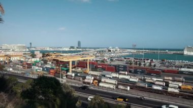 Barselona, Ispanya Eylül 2018: Barselona Limanı. Arabalar yol boyunca hareket ediyor, trenler liman alanında ayakta.