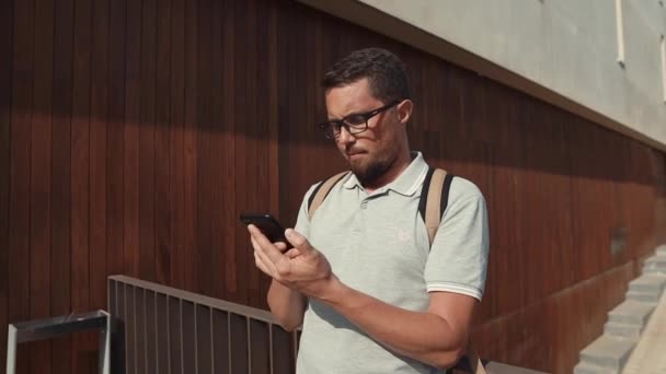 Portrait d'un gars avec smartphone à l'extérieur . — Video