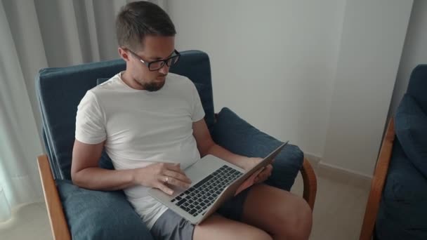 Guy working from home. — Stock Video
