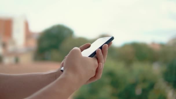 Mãos com smartphone — Vídeo de Stock