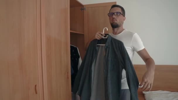 Homem escolhendo camisa. — Vídeo de Stock