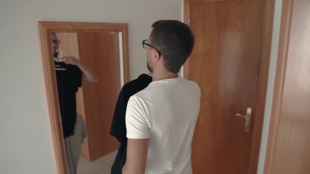 Hombre eligiendo ropa . — Vídeo de stock