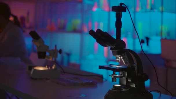 Laboratório de ciências com luzes de néon . — Vídeo de Stock