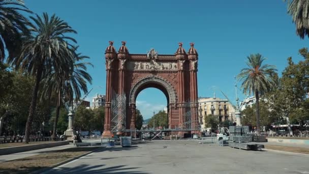 Barcelona, Spanje 2018 september: monument Arc de triomf. Bewegende panoramisch uitzicht op zonnige dag in de stad — Stockvideo
