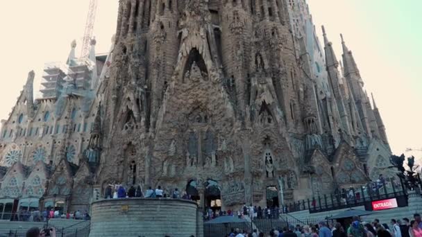Barcelona, Španělsko září 2018: slavná katedrála Sagrada Familia. Naklonit panoramatický pohled na fasádu. — Stock video