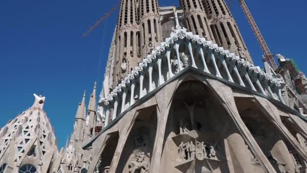 Barcelona, Spanien september 2018: basilika och Expiatory kyrkan av den heliga familjen. Utsikt över fasaden och turister går nära entrén — Stockvideo