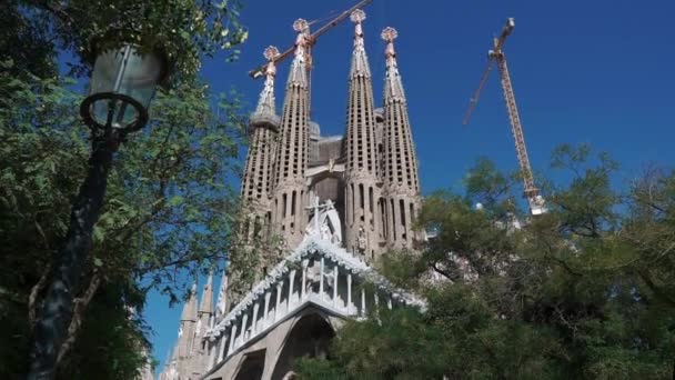 Barcelona, Spanje september 2018: basiliek en verzoenende kerk van de Heilige familie. Uitzicht vanaf de tuin, wandelen mensen — Stockvideo