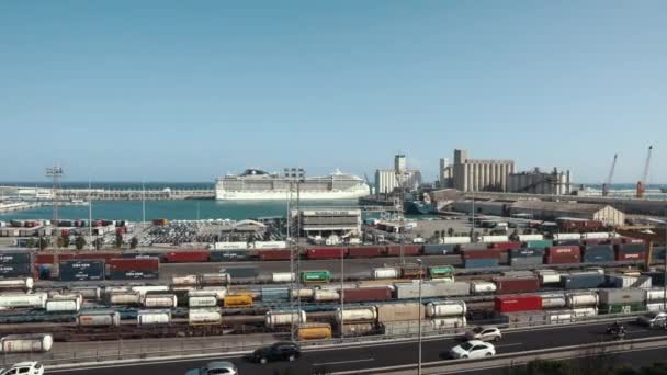 Barselona, Ispanya Eylül 2018: Barselona Limanı. Demiryolu Park ve deniz, araba trafiği panoramik görünümü — Stok video