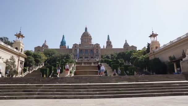 Barcelona, Spanyolország szeptember 2018: nemzeti művészeti múzeum Katalónia. A turisták sétálnak a régi lépcső előtt épület — Stock videók