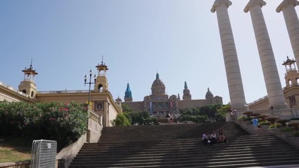 Barcelona, Hiszpania 2018 Wrzesień: Narodowe Muzeum Sztuki Katalonii. Widok z zewnątrz w słoneczny dzień, ludzie siedzą na schodach. — Wideo stockowe