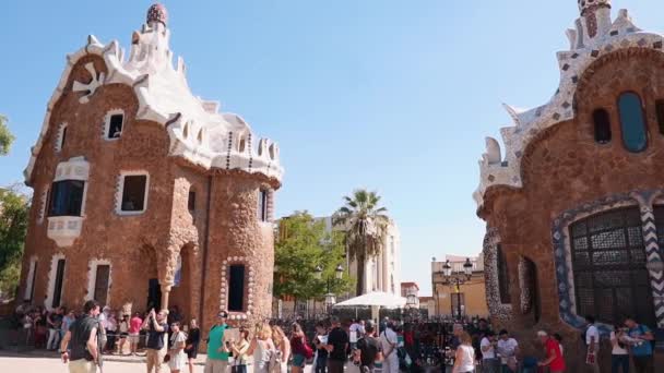 Barcelona, Spanje september 2018: openbare park systeem Guell. Toeristen zijn overvol in de buurt van entree in zonnige dag. — Stockvideo