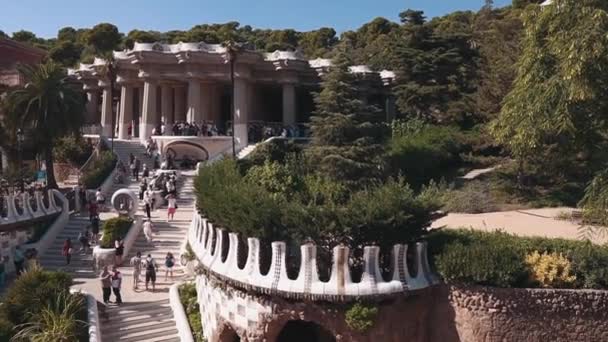 Barcelona, spanien september 2018: public park system park guell. Touristen ruhen sich aus und gehen über beeindruckende malerische Treppen im Inneren. — Stockvideo