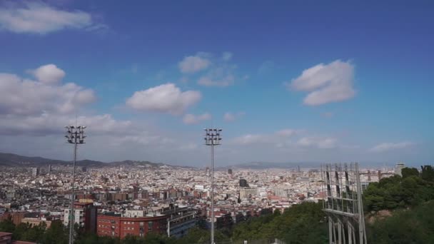 Topp stads utsikt över Barcelona från Montjuic berget i solig sommar dag — Stockvideo