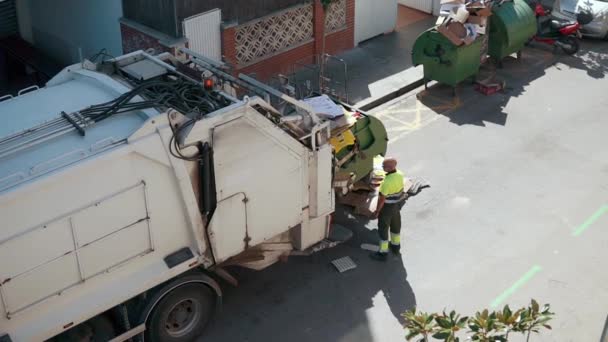 Barcelona, España Septiembre 2018: El camión de basura está cargando residuos automáticamente, cambiando de basurero — Vídeo de stock