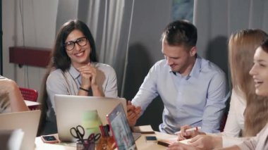Genç neşeli ofis işçileri kabine toplantı sırasında sohbet