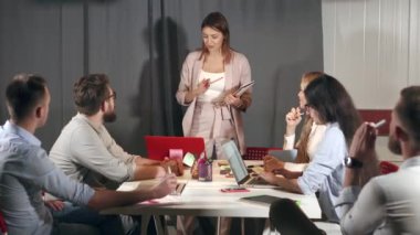 Kadın uzmanı, onun meslektaşları önünde Toplantı Raporu sunuyor