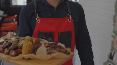 Restoranda et tabağı olan garson.