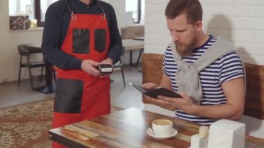 Küçük restoranların erkek ziyaretçi garsonluk kartı ile onun faturası ödüyor