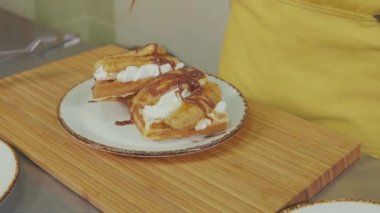 Krema ve çikolata ile waffle.