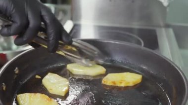 Kızartma tava yağda kızartılmış patates pişirmek.