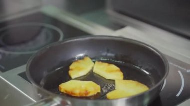 Bir restoranda yemek pişirme.