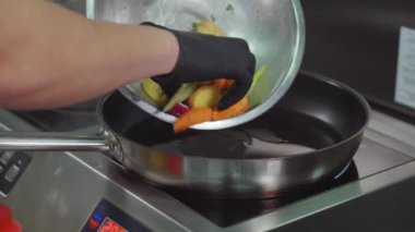 Şef restoranda yemek yapıyor..