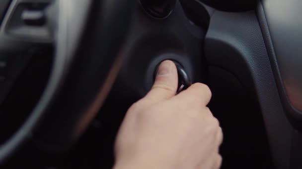 Il conducente sta girando la chiave di accensione in automobile, primo piano della mano — Video Stock