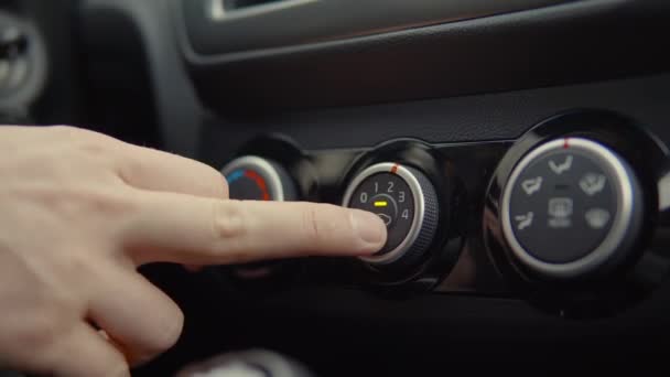 Ο οδηγός αλλάζει το κλιματιστικό στο αυτοκίνητό του, κοντινό — Αρχείο Βίντεο