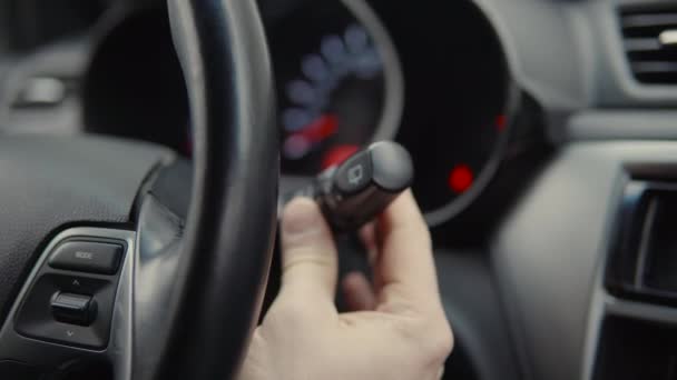 O proprietário do carro está ajustando e ligando os limpadores de tela em auto, close-up da mão — Vídeo de Stock