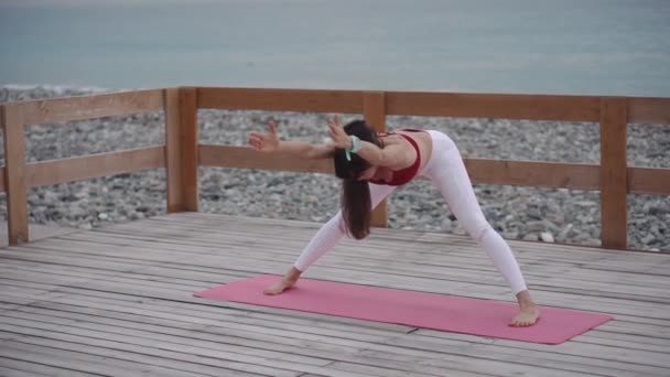 Femme effectue le yoga asana à l'extérieur, pratique du hatha yoga — Video