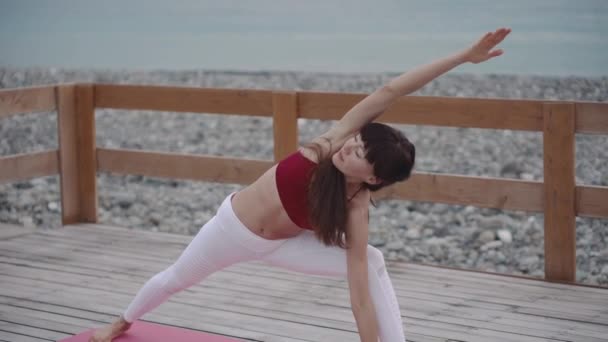 Kadın yogi olduğunu çalışma dışarı içinde sabah zaman üzerinde plaj yakın deniz — Stok video