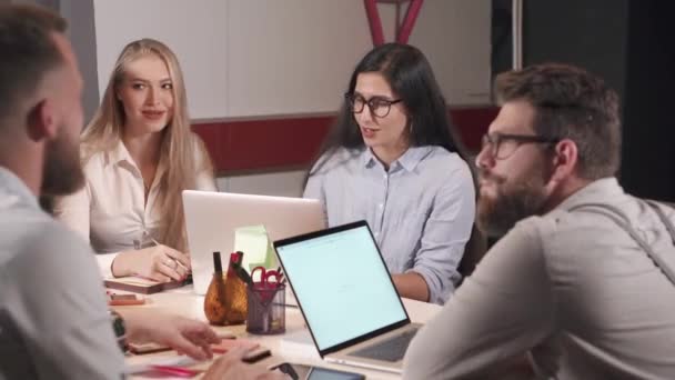 Groep van SEO-specialisten zijn vergadering in functie in de avond tijd — Stockvideo