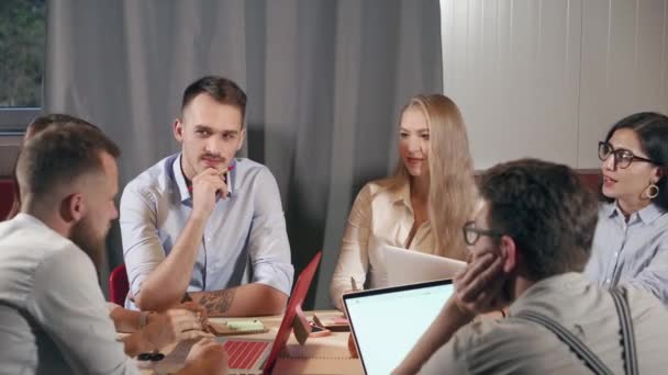 Managers of company is meeting in working room, chatting and discussing — Stock Video