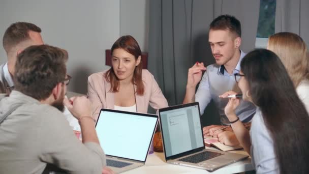 Encontro de trabalho de jovens colaboradores criativos da empresa, homens e mulheres — Vídeo de Stock