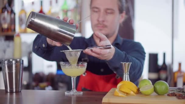 Het maken van een eenvoudige cocktail bij bar Counter. — Stockvideo