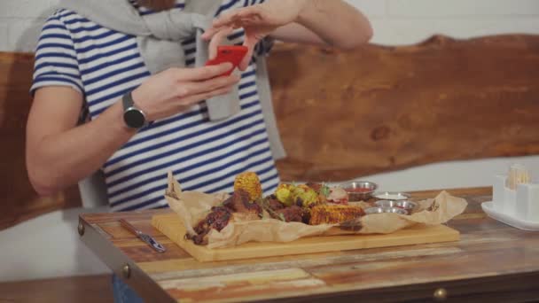 El hombre está fotografiando su comida por teléfono inteligente en el restaurante, primer plano — Vídeos de Stock