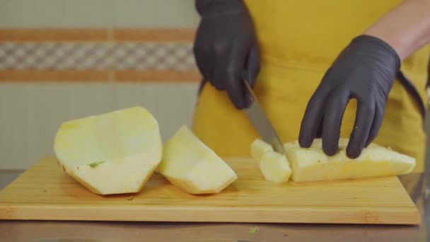 Männlicher Koch schneidet Früchte. — Stockvideo