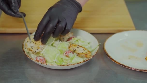 Muž, který dává dohromady všechny přísady do salátu — Stock video