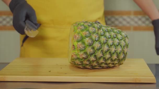 Cuire des fruits tropicaux coupants sur le plateau . — Video