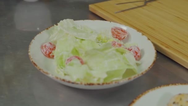 料理はライトサラダを作る. — ストック動画