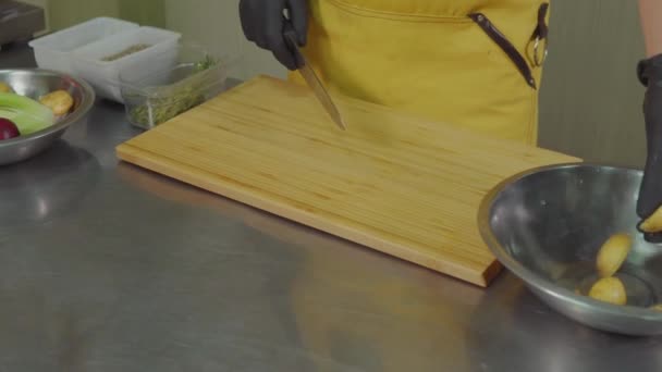 Cuire des légumes coupants à la maison . — Video